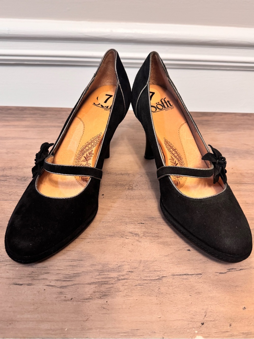 NWOT  Sofft Black Suede Mary Jane Pumps with Side Bow